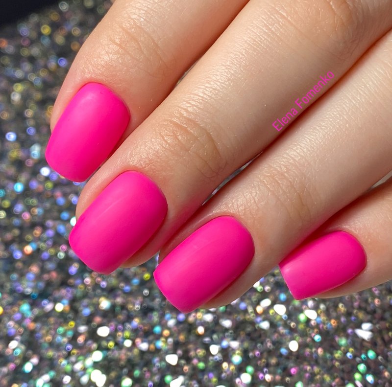 Яркий маникюр со стразами