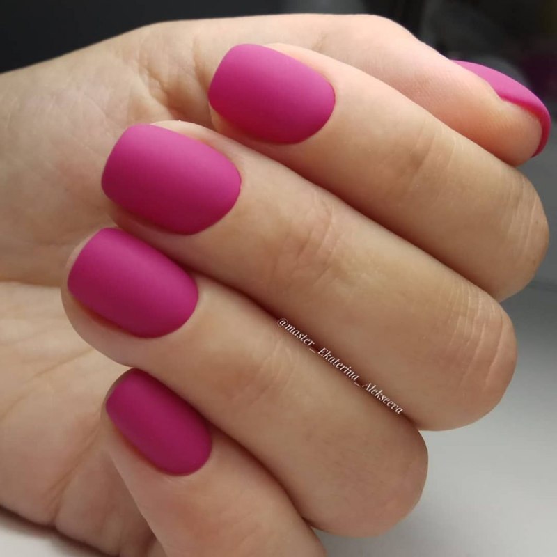 Матовый бордовый маникюр со стразами