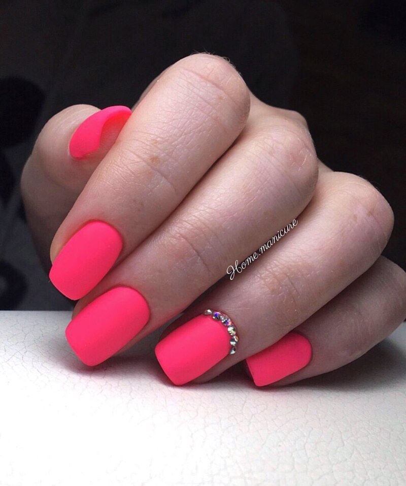 Малиновый маникюр без дизайна