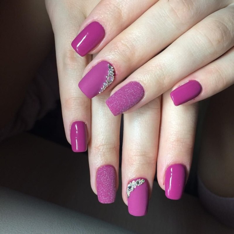 Яркие розовые ногти