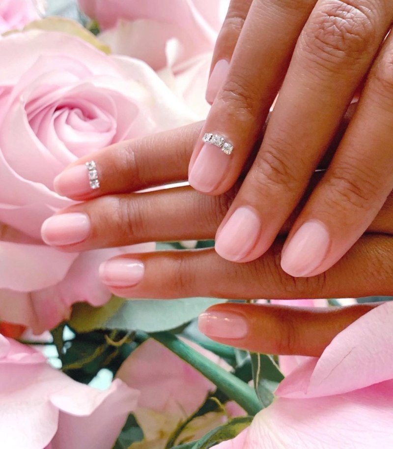 Пудровый маникюр