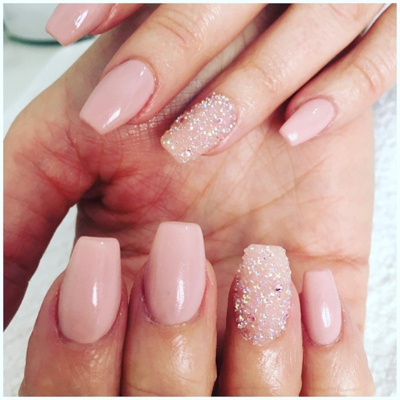 Коралловый свадебный маникюр