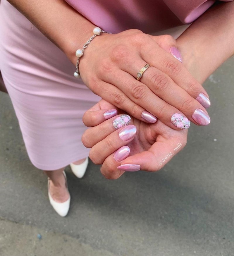 Маникюр под розовое платье