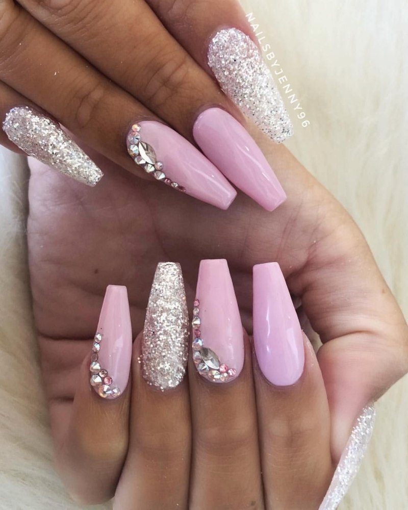 Розовый маникюр