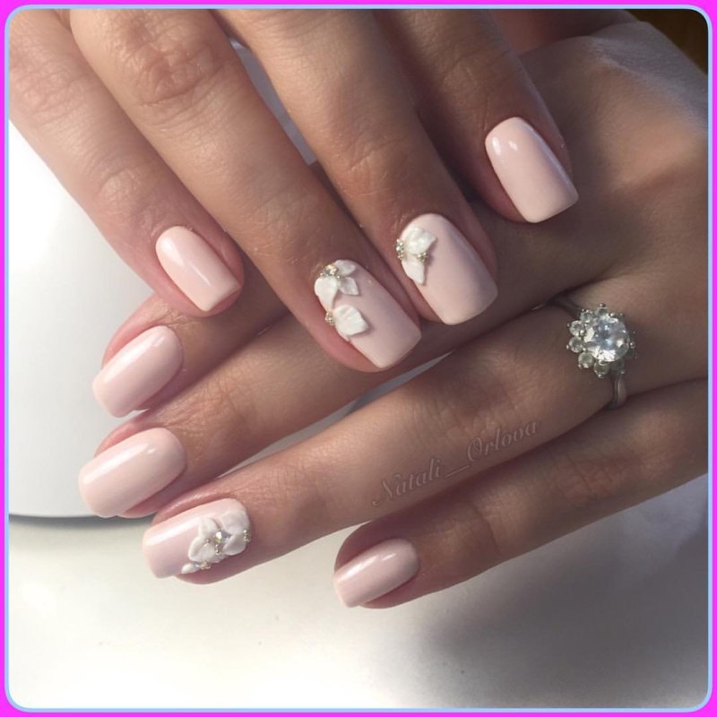 Розовый маникюр