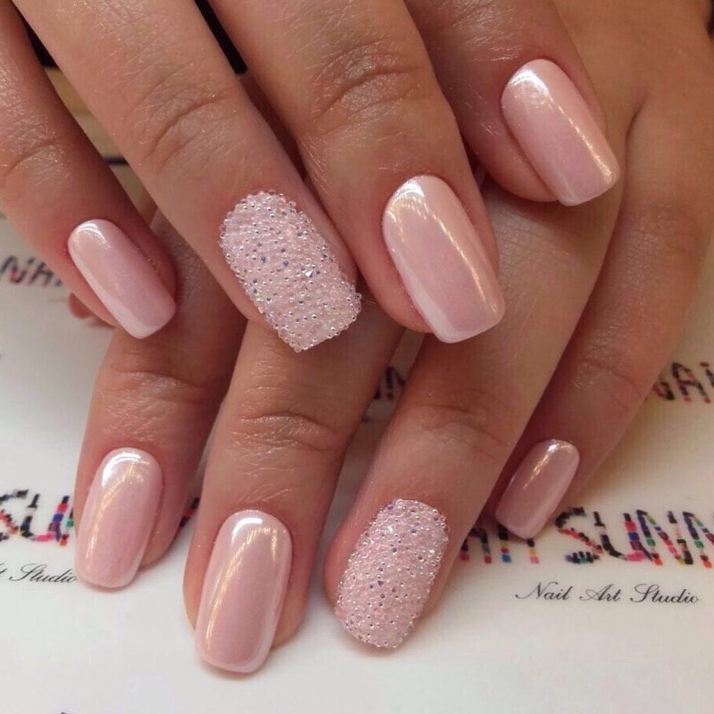 Розовый маникюр с короной