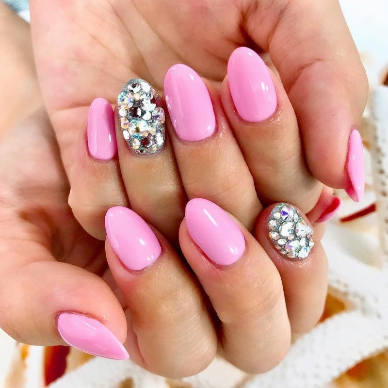 Маникюр под розовое платье на выпускной