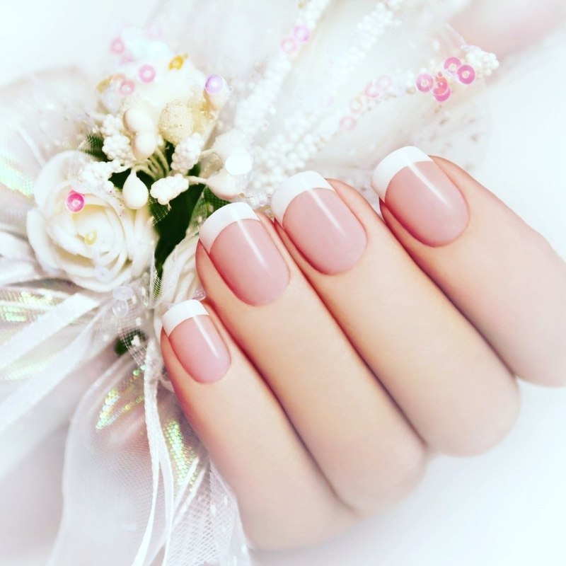Маникюр под розовое платье