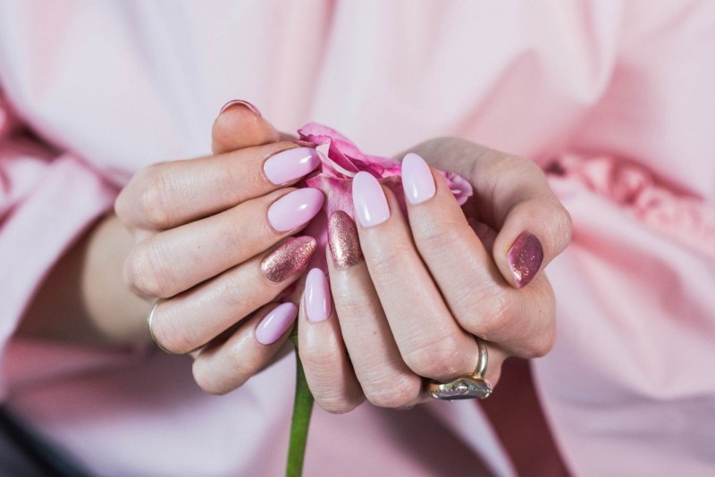 Маникюр пудровый розовый