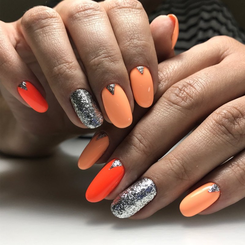 Оранжевый френч на ногтях