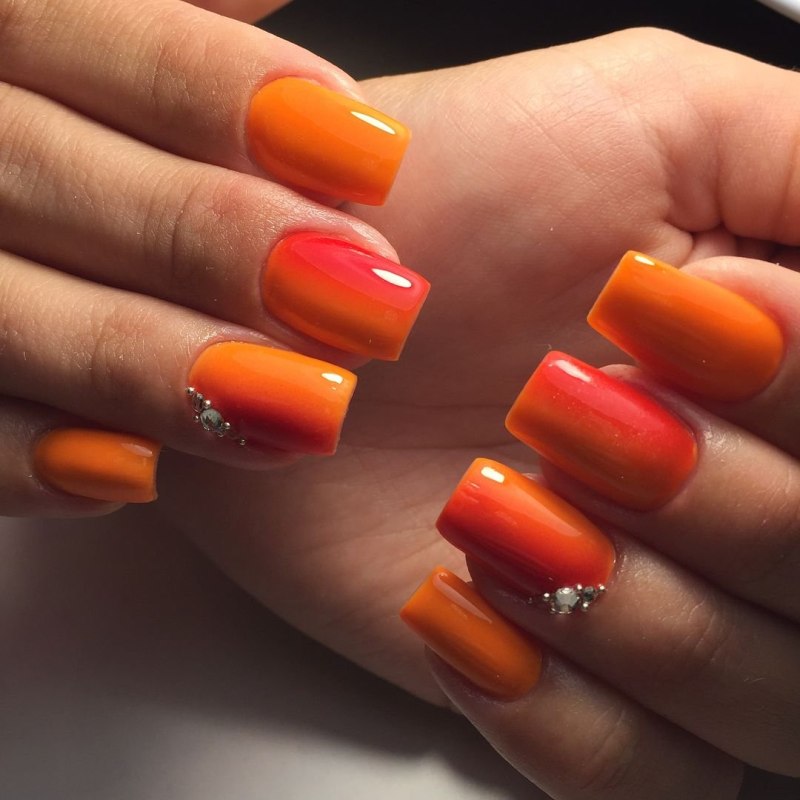 Яркий маникюр