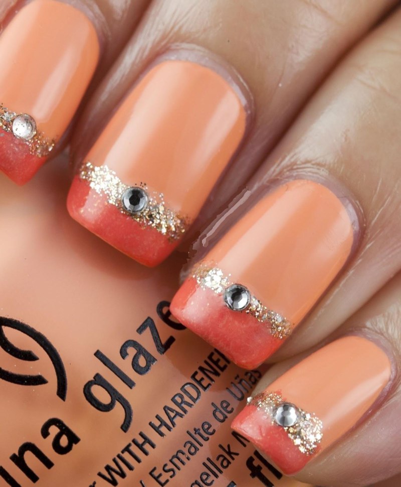 Оранжевый маникюр с блестками