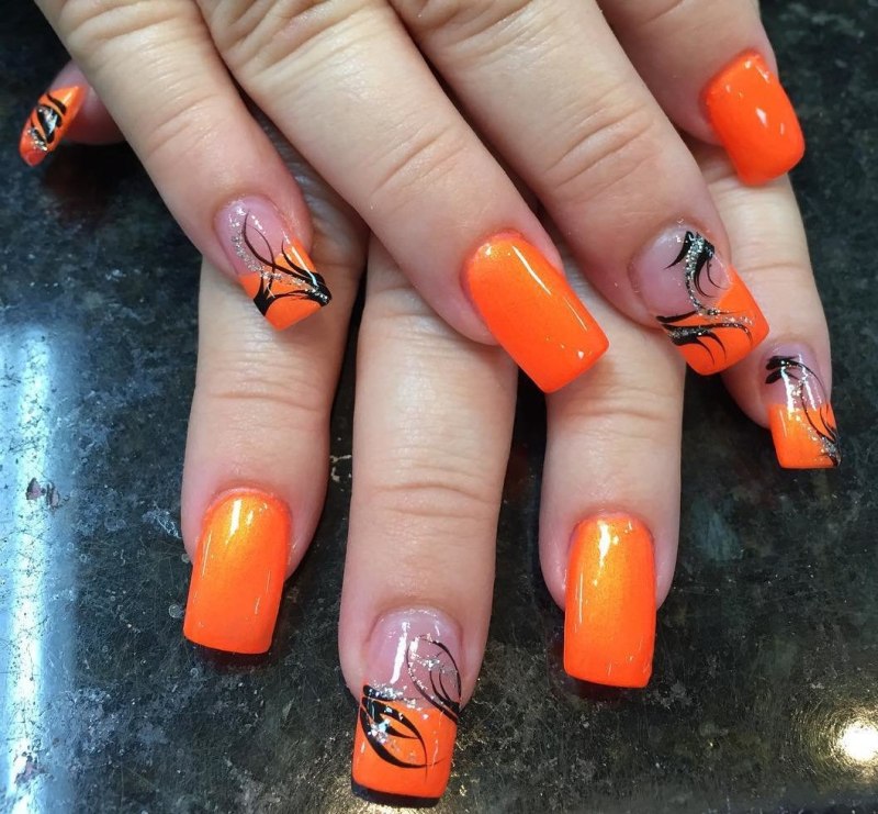 Маникюр оранжевый с черным