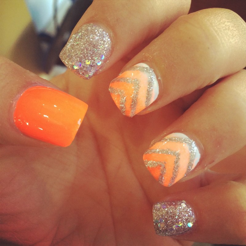Оранжевый маникюр с геометрией