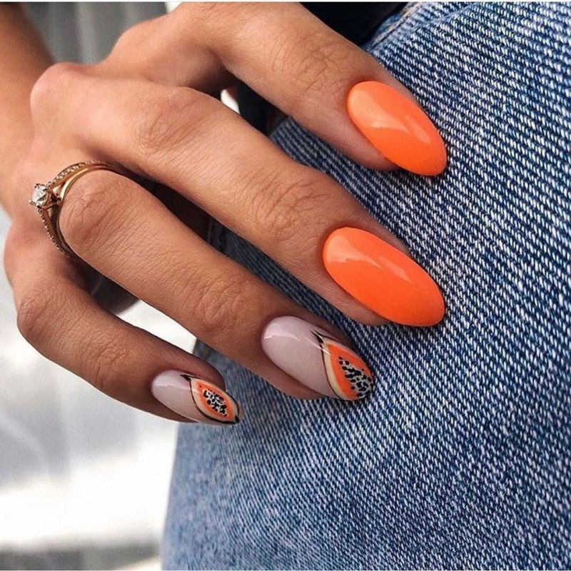 Маникюр коралловый с белым