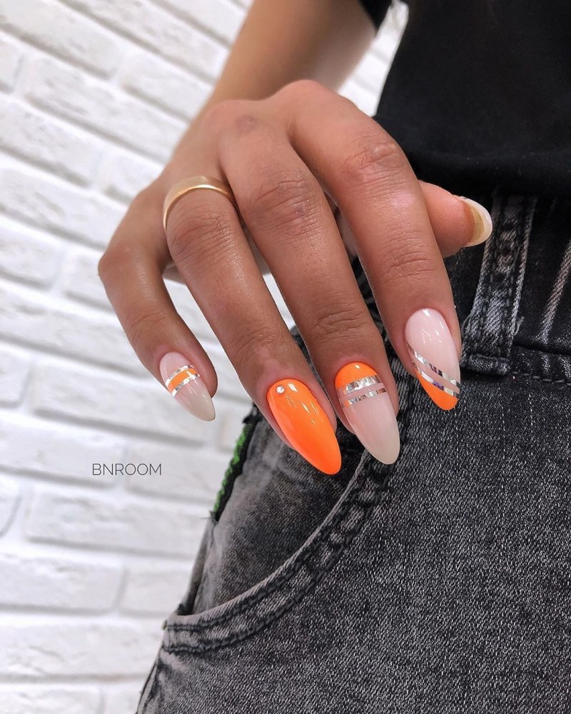 Маникюр оранжевый с серебром