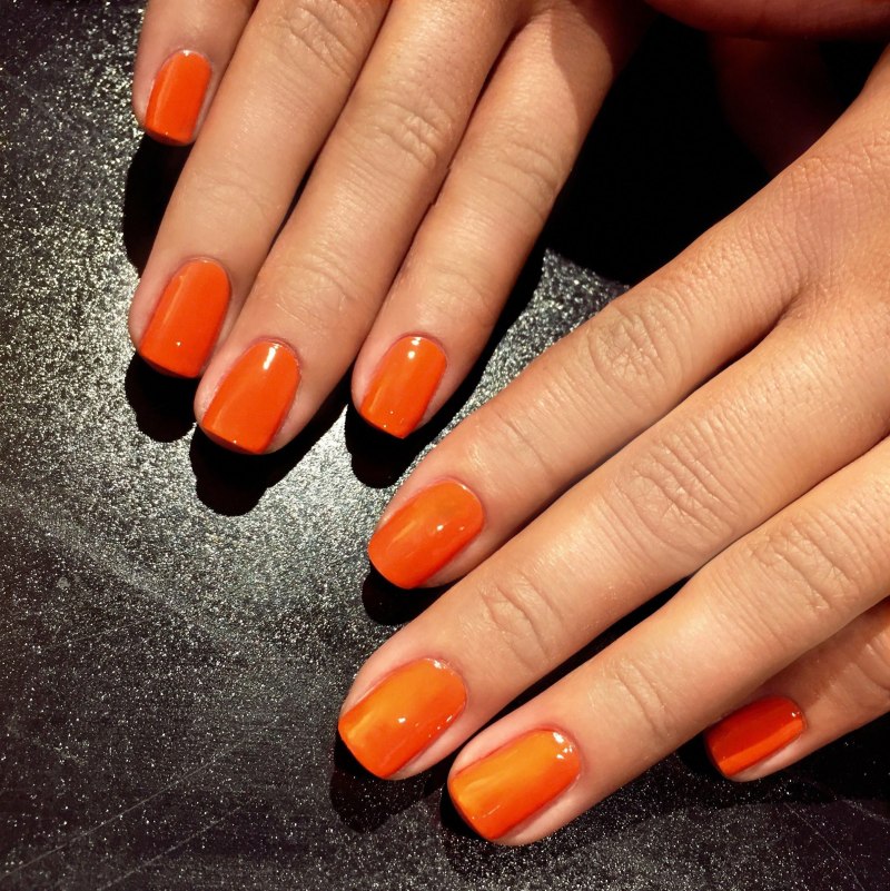 Коралловые ногти со стразами