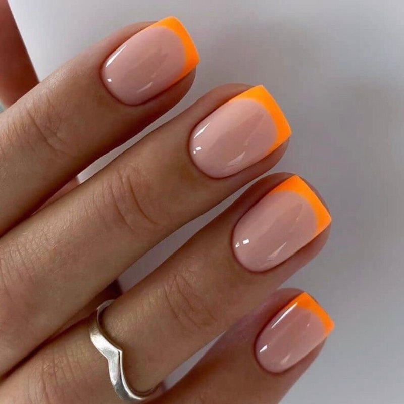 Коралловый маникюр с блестками