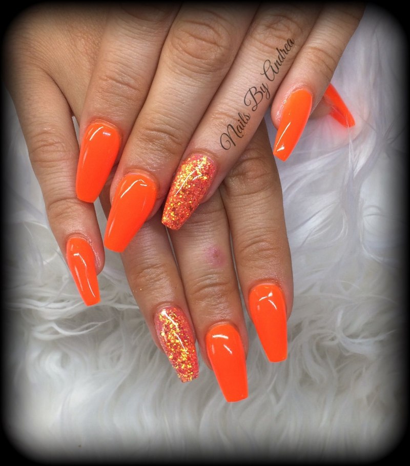 Оранжевый маникюр 2021