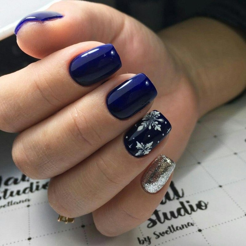 Маникюр синего цвета с блестками