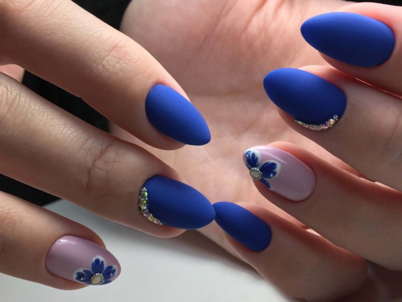Маникюр матовый синий с сердечками
