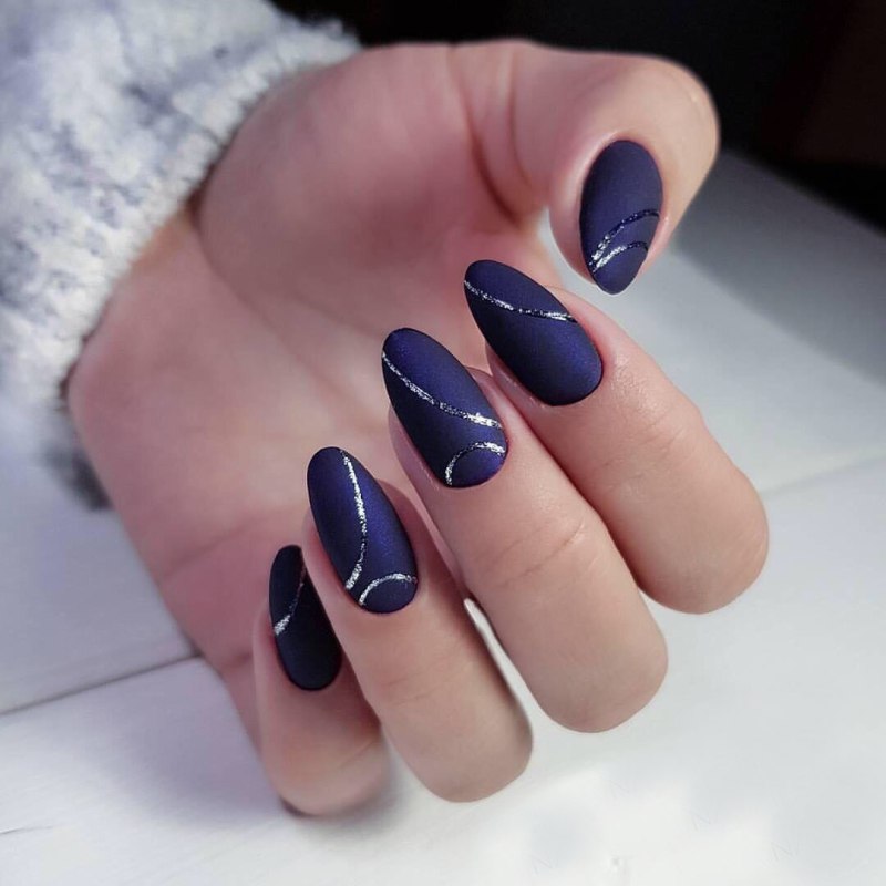 Сочетание синего цвета в маникюре