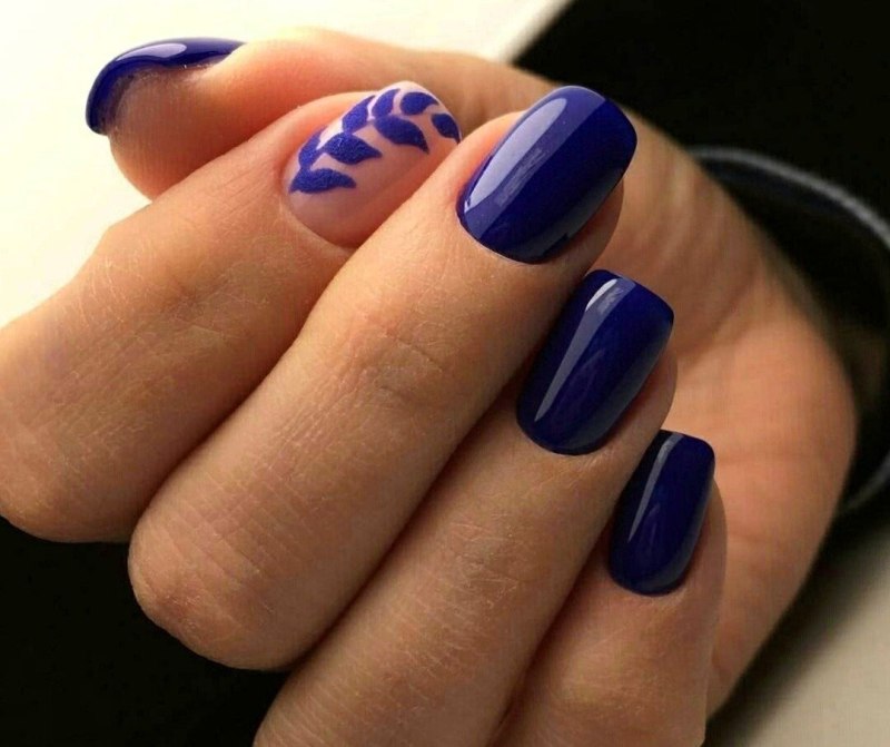 Маникюр синего цвета с полосками