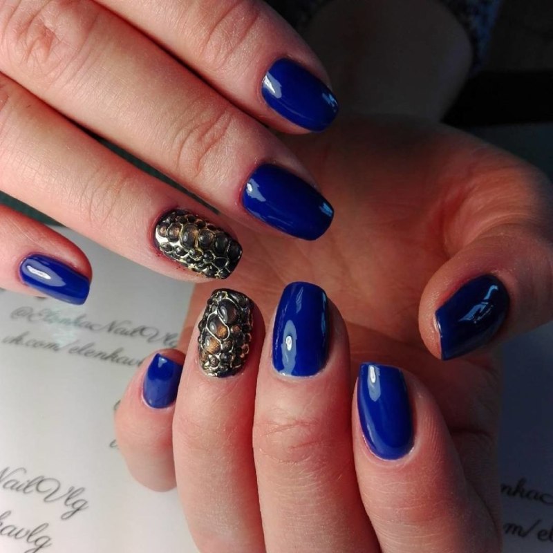 Темно-синий матовый маникюр