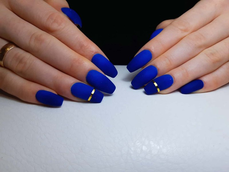 Маникюр синий с бежевым