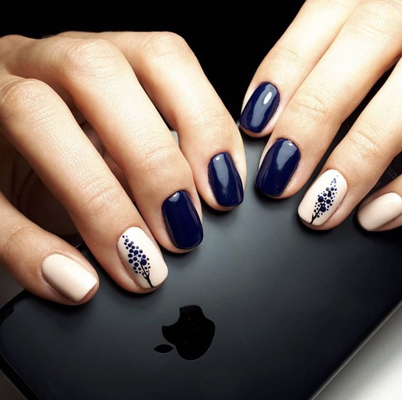 Синий маникюр