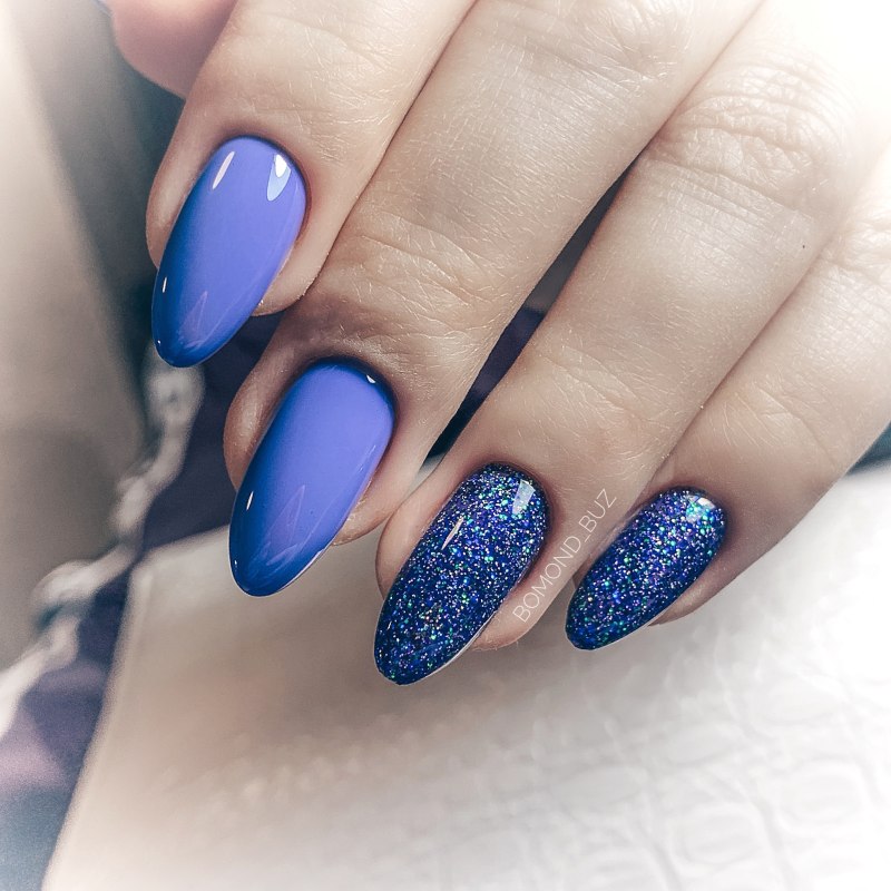 Маникюр темно синий с конфетти