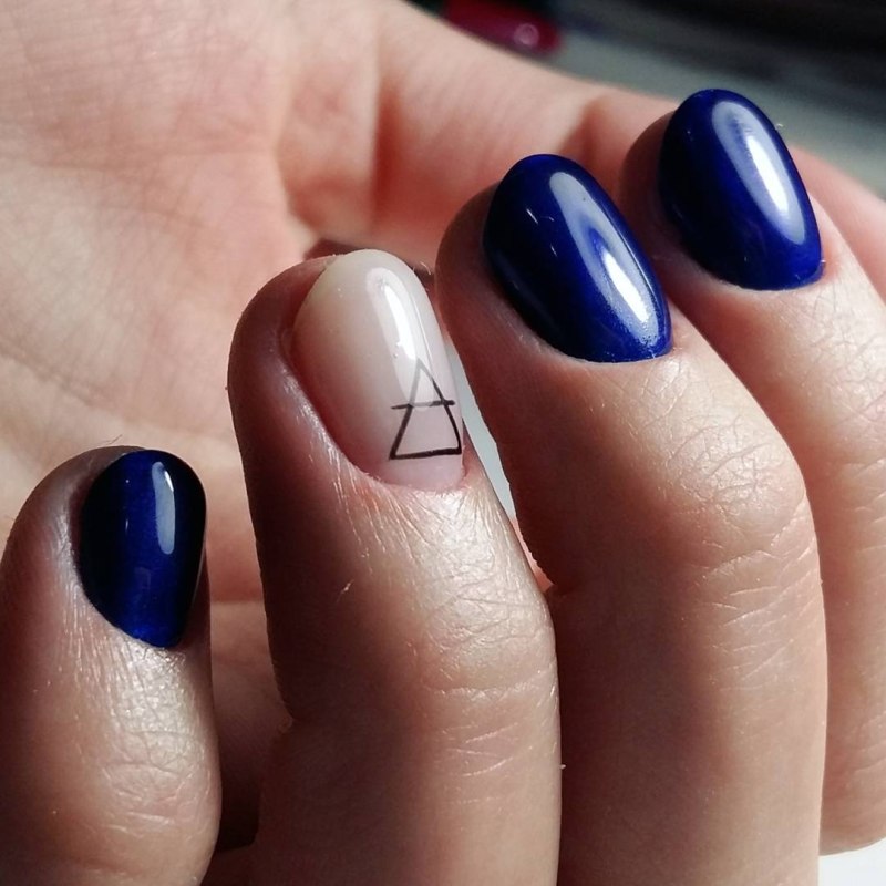 Темно синий маникюр