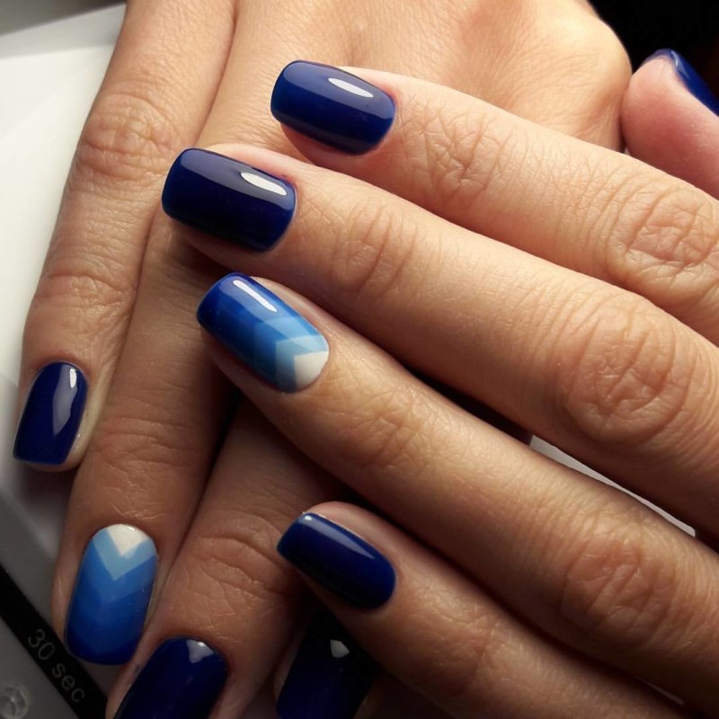 Маникюр синий с бежевым