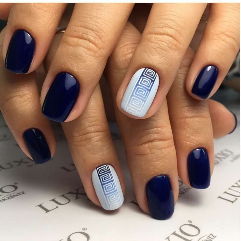 Голубой матовый маникюр