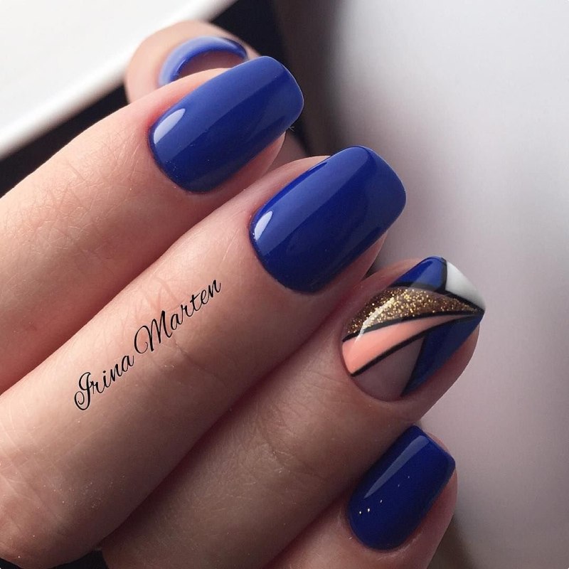 Маникюр синий с розовым