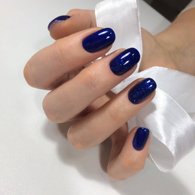 Синий маникюр на короткие