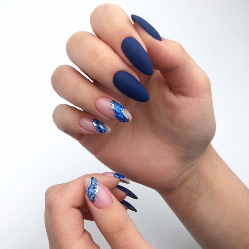Маникюр в темно синих тонах