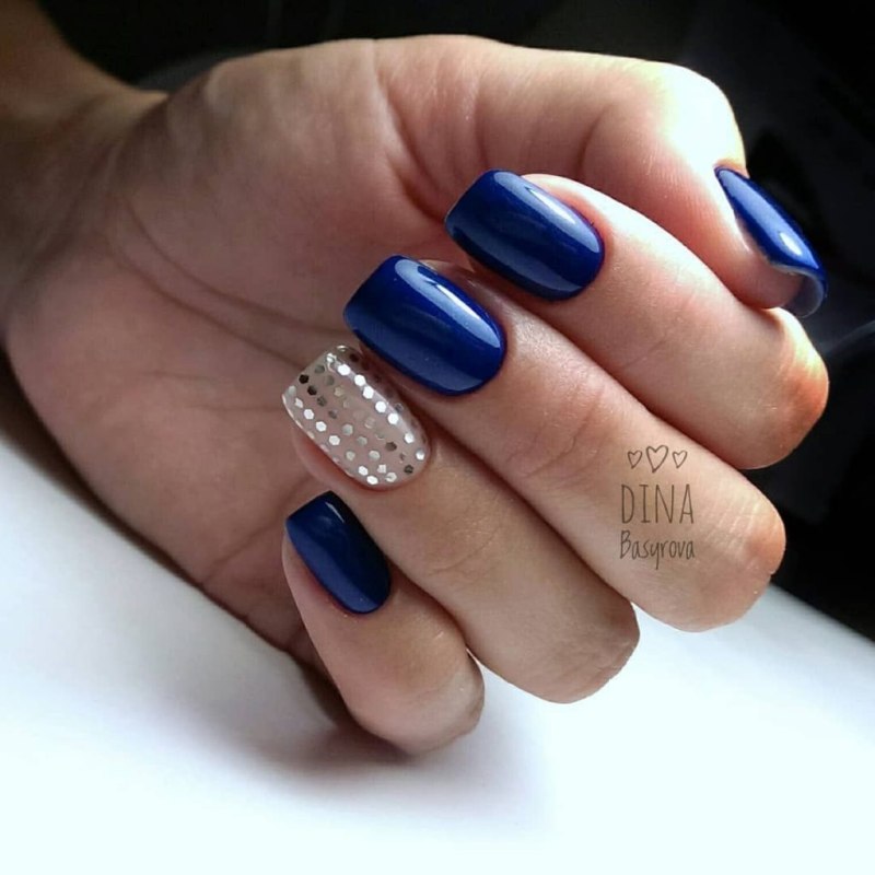 Глубокий синий маникюр