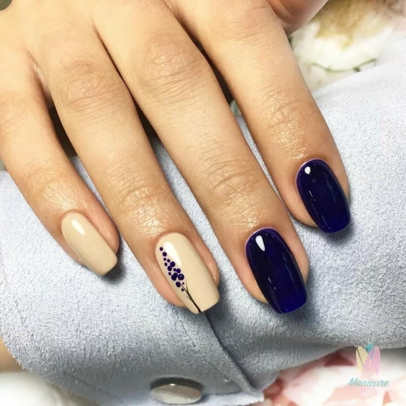 Маникюр темно синий с бежевым