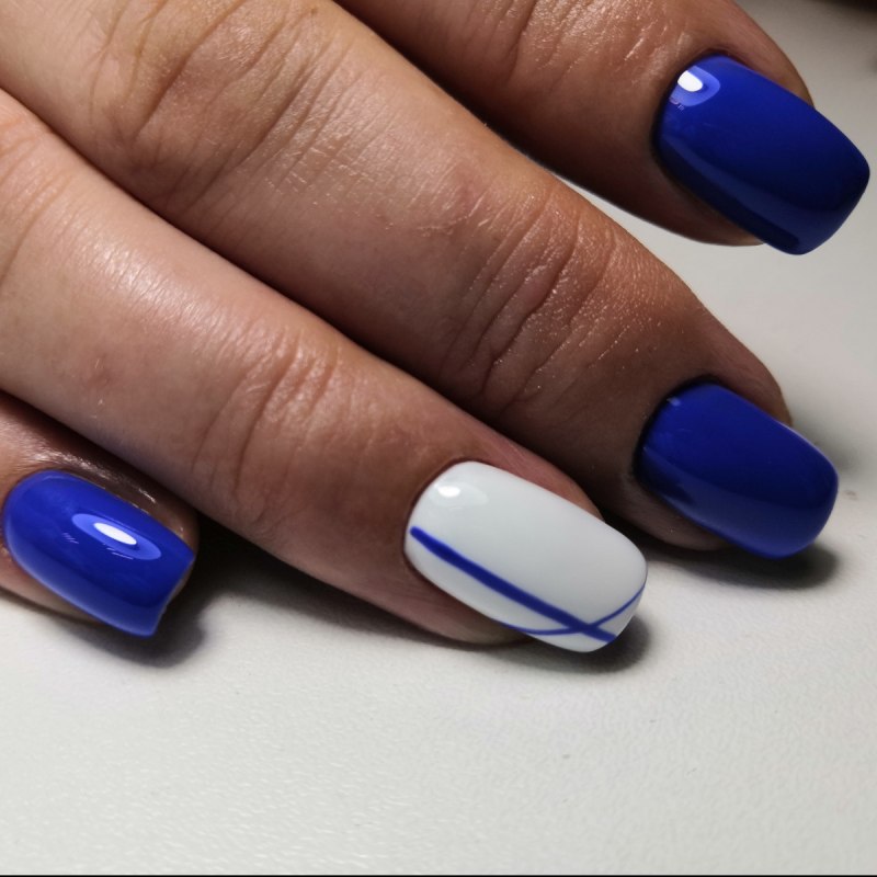 Ногти синие с белым