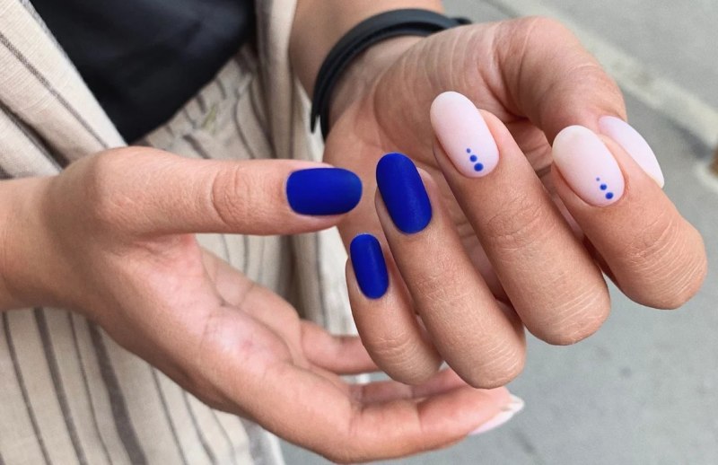 Ногти синие с полосками