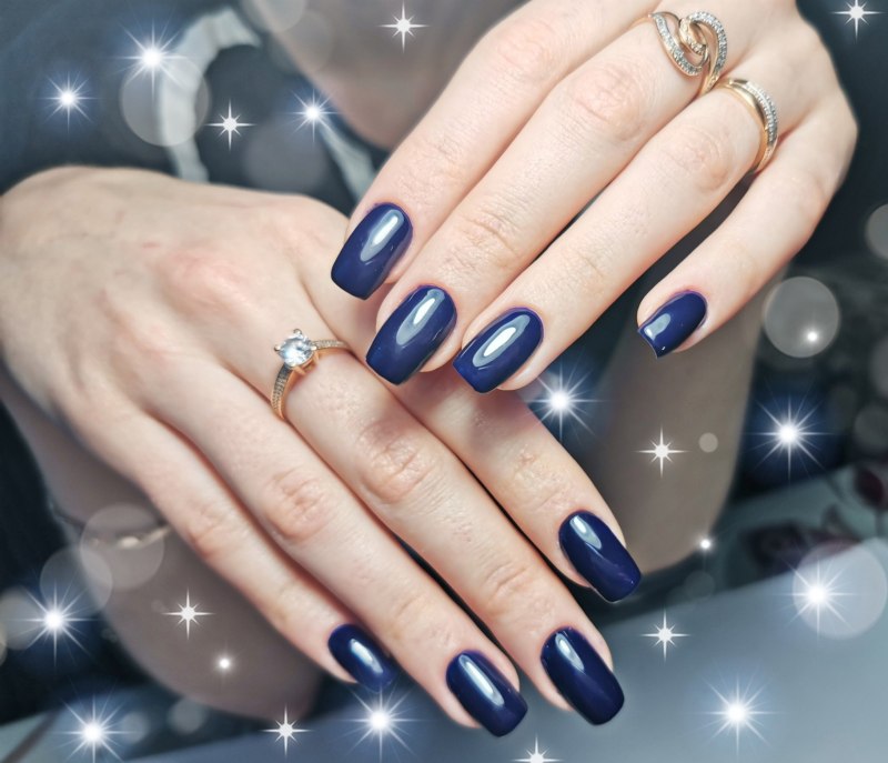 Синий маникюр 2021