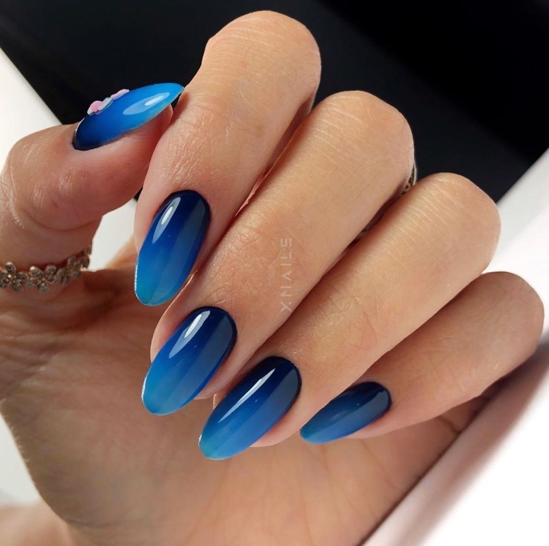 Маникюр молочный с синим