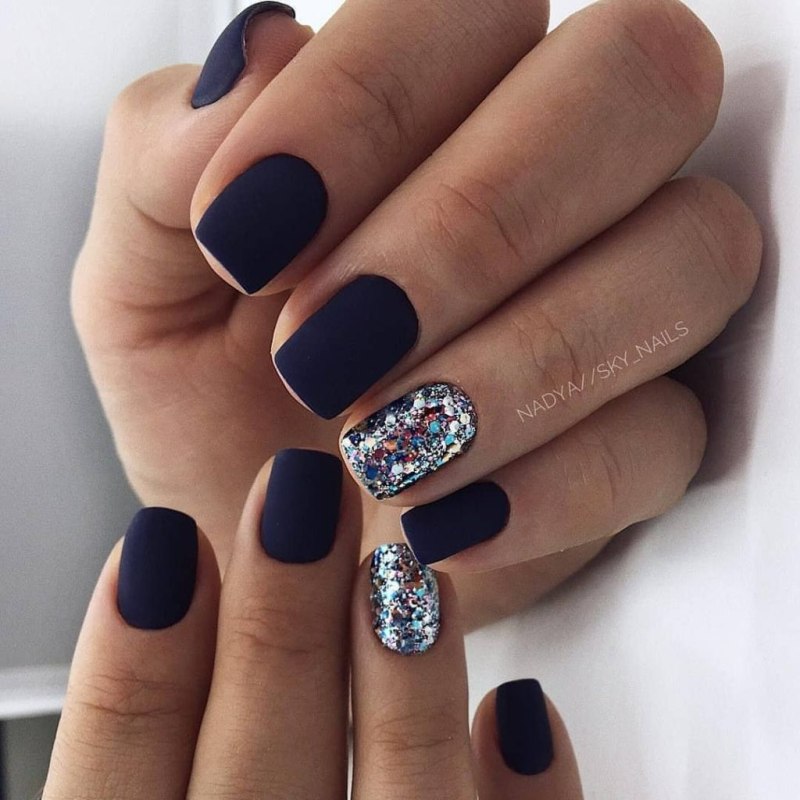 Синий матовый маникюр