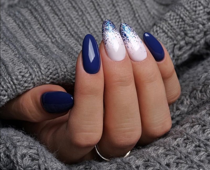 Маникюр молочный с синим