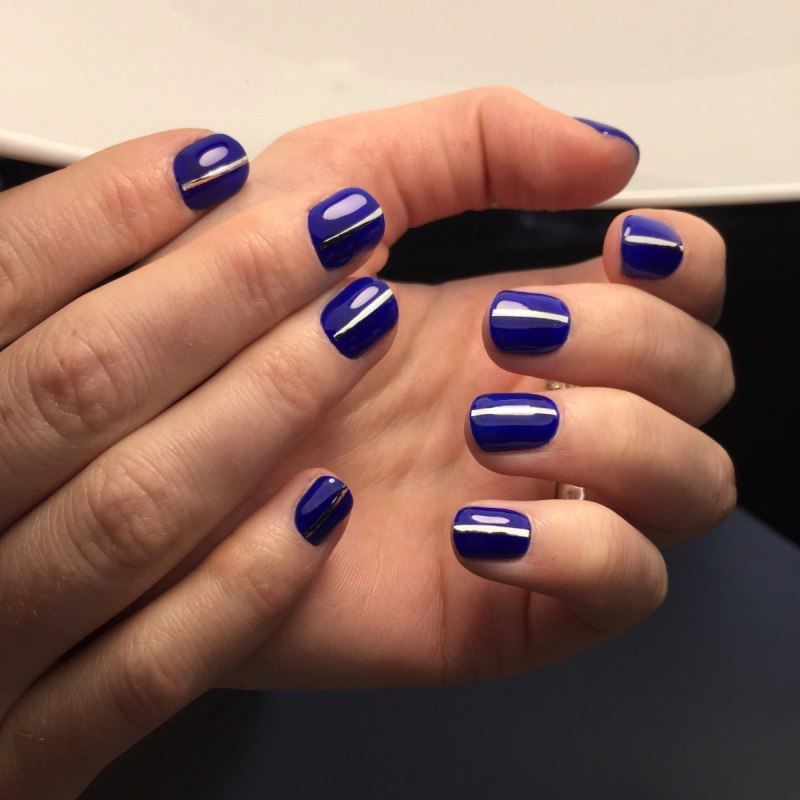 Синий матовый маникюр