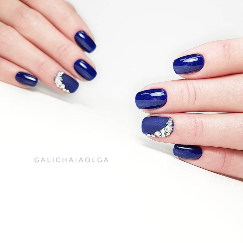Маникюр синий с бежевым