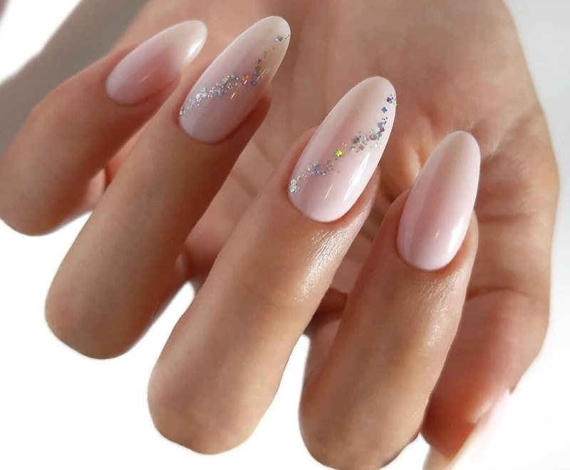 Молочный нюдовый маникюр миндаль