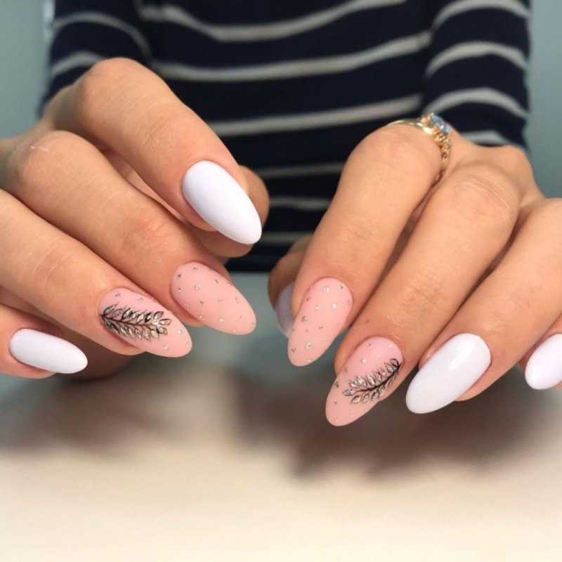 Нюдовый маникюр на длинные ногти миндаль