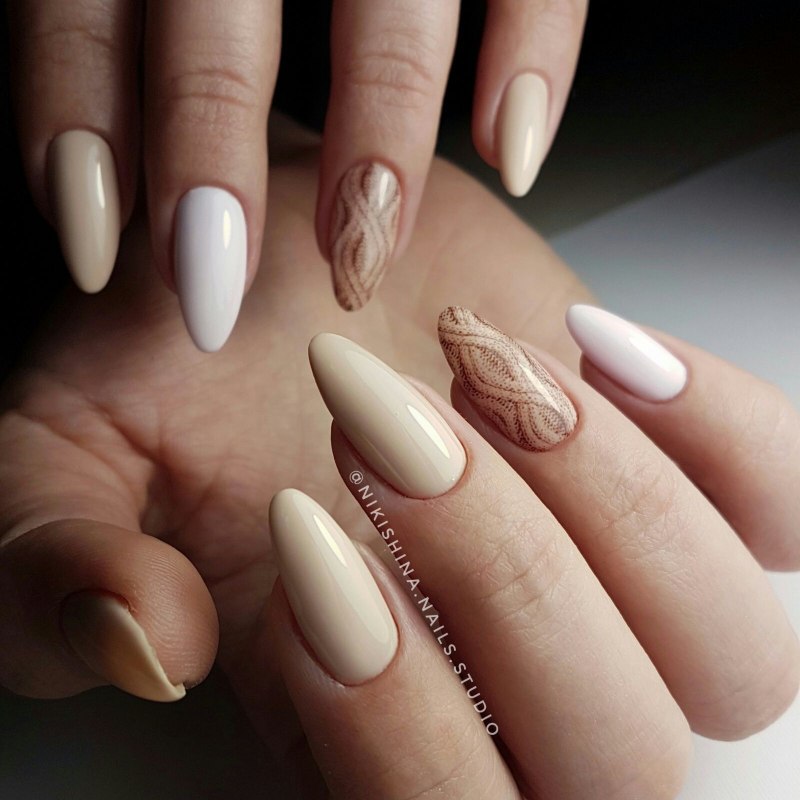 Маникюр нюд с френчем на миндаль